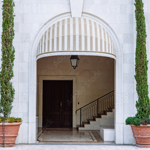 Fotografía enter with stairs to house from white brick
