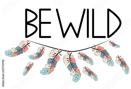 be-wild-czarny-napis-i-naszyjnik-pelen-kolorowych-pior