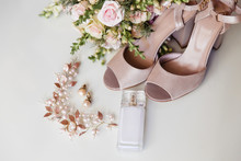 Flatley Photo Beige Sandals, Tender Bridal Bridal Bouquet, Hair Decorations Are Laid Out On A Light Insulated Surface. Copyspace.