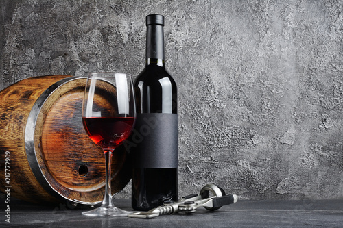 Dekoracja na wymiar  butelka-czerwonego-wina-ze-szklem-do-degustacji-i-drewniana-beczka-w-ciemnej-piwnicy