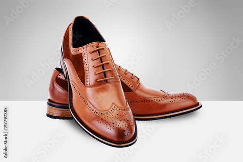 Fotomural Brown men's shoes on split background