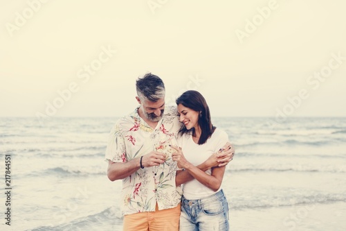Fotomural Couple enjoying a glass of wine by the beach