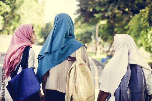 Cuadros en Lienzo Group of Muslim women having a great time