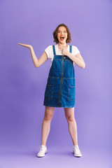 Poster - Full length portrait of a happy young woman