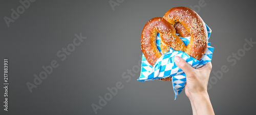Cuadros en Lienzo Oktoberfest concept - hands holding beer and pretzel