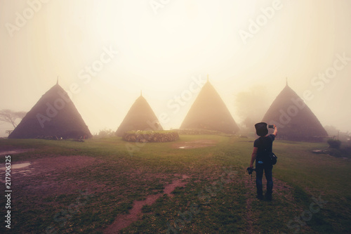 wae-rebo-village-w-flores-indonezja-tradycyjna-wioska-etniczna-manggara-z-tradycyjnymi