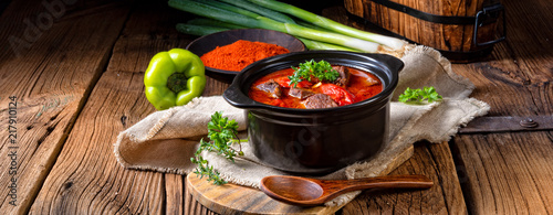 Cuadros en Lienzo A real Hungarian goulash with beef and paprika