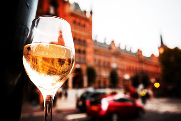 Fototapete - London city reflection in wineglass