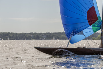 Fototapete - klassische Segelyacht mit Spinnaker bei einer Regatta