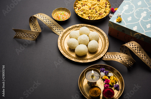 Cuadros en Lienzo Raksha bandhan Festival : conceptual Rakhi made using plate full of Rasgulla sweet with band