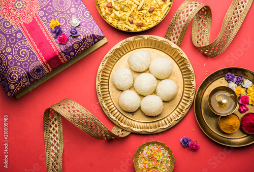 Foto Raksha bandhan Festival : conceptual Rakhi made using plate full of Rasgulla sweet with band