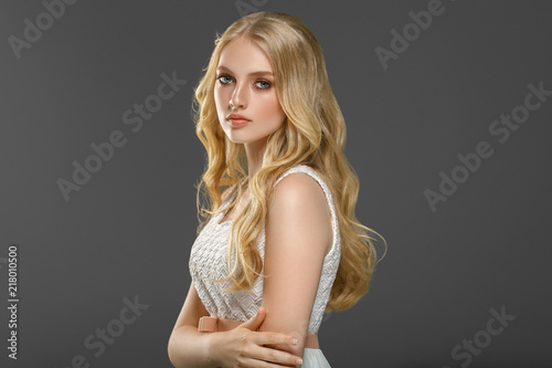 Fotografía Beautiful woman with long blonde hair over gray background beauty female