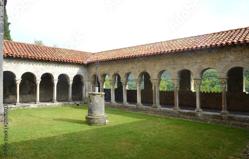 Foto historic yard of the Cathedral St Bertrand de Comminges France