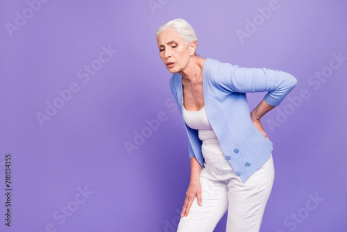 Fotomural Gray haired old beautiful woman wearing casual suffering from b
