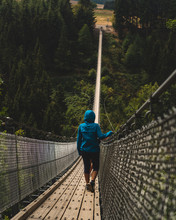 Junge Frau überquert Die Hängeseilbrücke Geierlay