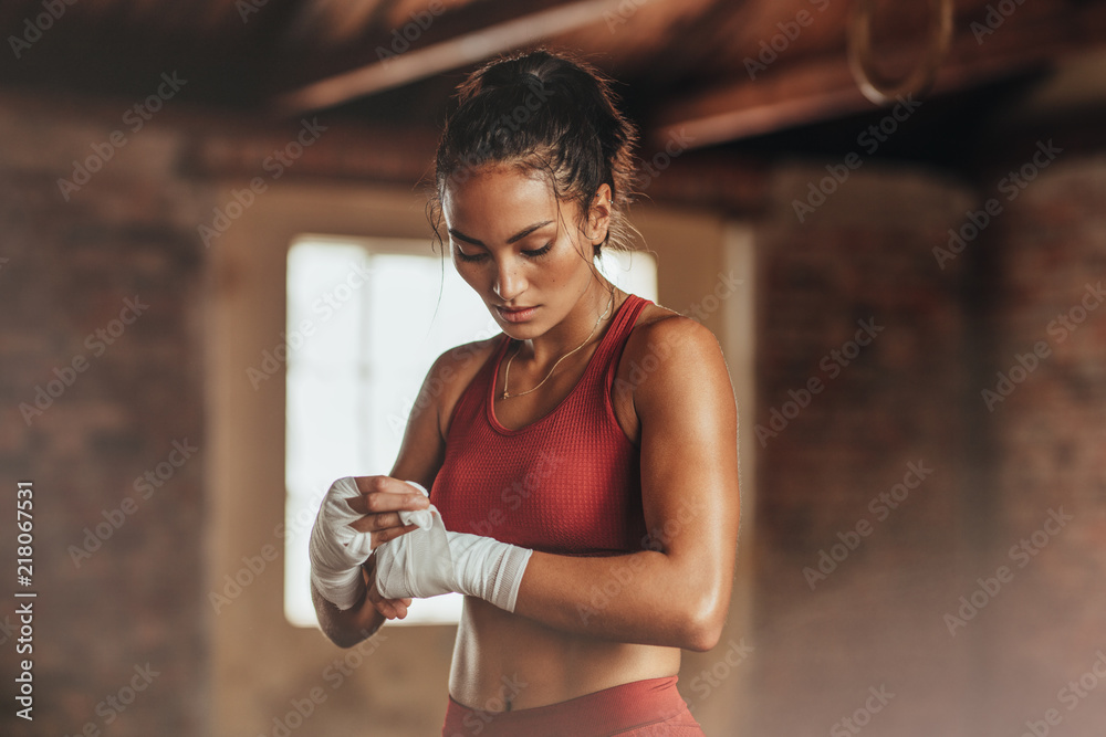 Αφίσα Female boxer wearing strap on wrist
