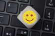 Emoticon Fröhlich auf einem Würfel auf einer Tastatur Bewertung