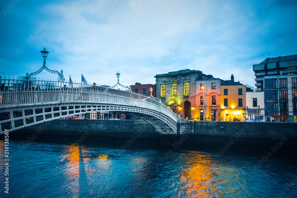 Obraz na płótnie Ha'Penny Bridge over the River Liffey in Dublin Ireland seen a dusk w salonie