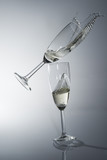 Fototapeta Tulipany - dwa kieliszki białego wina
