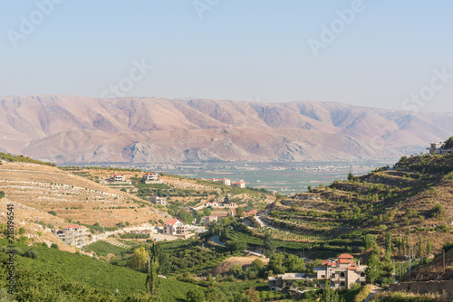 Fotografía Panorama of the Bekaa Valley landscape over Fourzol, Lebanon.