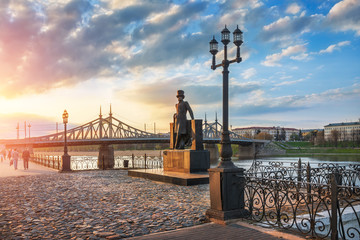 Wall Mural - Памятник поэту Пушкину в Твери и закат Monument to poet Pushkin in Tver and sunset