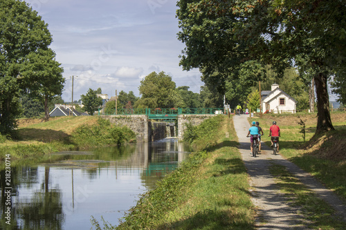 Cuadros en Lienzo Cyclistes sur le canal de Nantes à Brest, écluse n° 116 de Poulhibet à Guerlédan