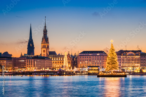 Fotomural Skyline und Weihnachtsmarkt von Hamburg, Deutschland