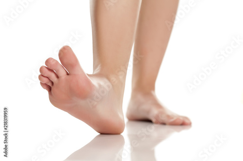 Fotografía female bare feet on white background