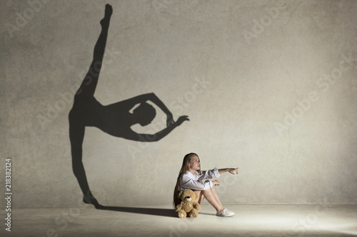 Fotomural Baby girl dreaming about dancing ballet