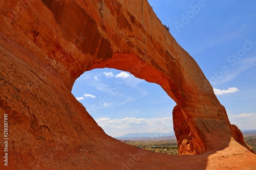 piekny-luk-w-skale-piaskowej-utah-usa