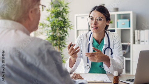 Doctor and patient are discussing at clinic Tableau sur Toile