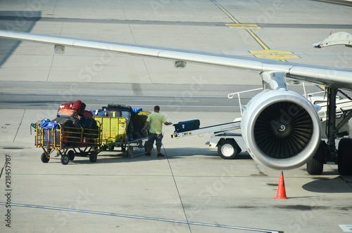 Cuadros en Lienzo avion bagage voyage sac bagagiste chariots