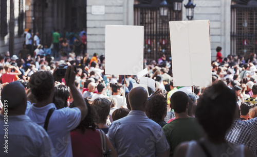 Fotomural Protesting demonstration holding signs in Barcelona