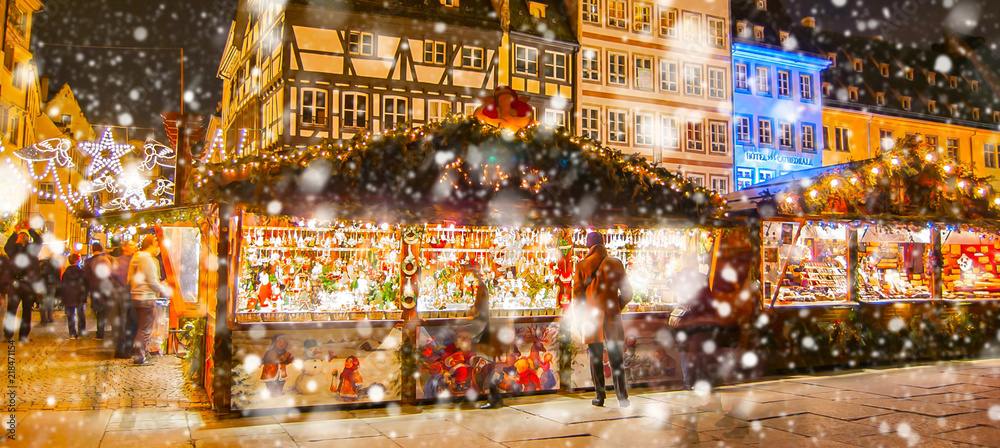 Christmas market under the snow in France, in Strasbourg, Alsace - obrazy, fototapety, plakaty 