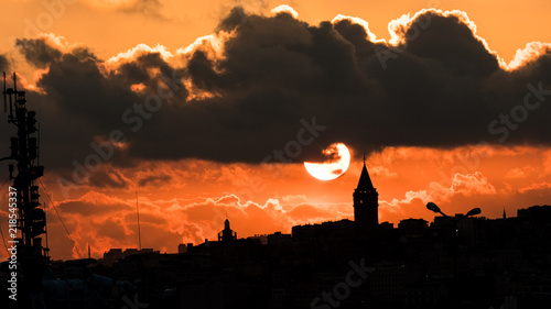 slonce-tonie-za-wieza-galata