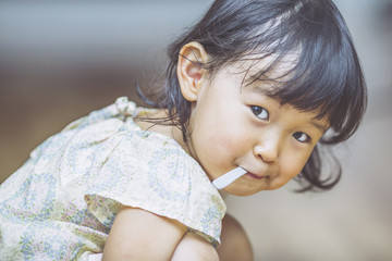 Canvas Print - 部屋で遊んでいる子ども