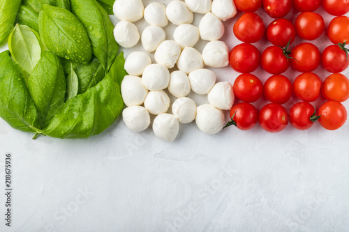 Fotografía Italian flag made with Tomato Mozzarella and Basil