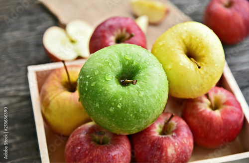 Fotografía colorful of 3 Type of apple,Gala,Granny Smith,Golden Delicious in wooden box and wooden background
