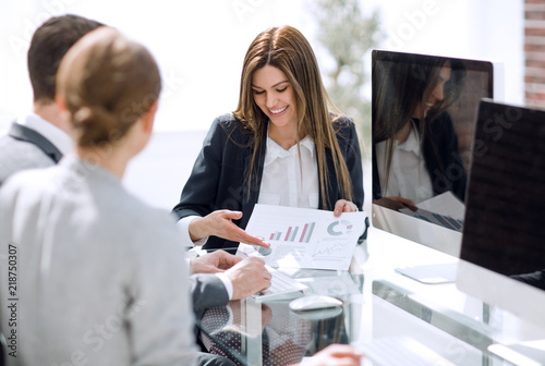 Fotomural business team analyzing financial performance