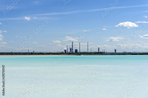 Fotografía sludge settler of soda factory with beautiful turquoise water on the background