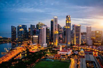Fototapete - Aerial view of the Singapore landmark financial business district at twilight sunset scene with skyscraper and beautiful sky. Singapore downtown