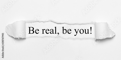 Fotomural Be real, be you! on white torn paper