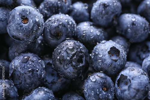 Cuadros en Lienzo Fresh ripe blueberries with drops of water, closeup