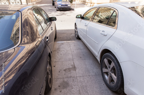 Fotografia  Narrow passage between cars in the parking lot