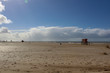 Playa desierta, día nublado, casilla de guardavidas
