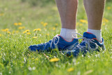 Fototapeta Kwiaty - sport to zdrowie w wiosenny dzień w sportowych butach