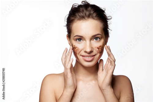 Fotografía Girl with peeling cosmetic product on beauty face on white background