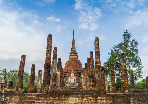 buddha-statua-w-wata-mahathat-swiatyni-sukhothai-dziejowy-park-tajlandia