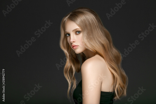 Cuadros en Lienzo Beautiful Woman Face Portrait Beauty Skin Care Concept with long blonde hair