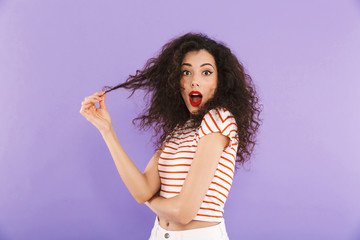 Wall Mural - Portrait of a shocked young casual woman screaming